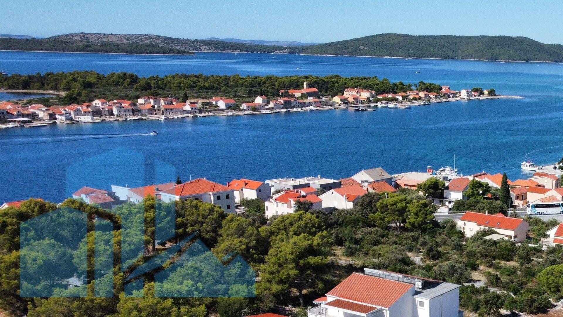Brodarica, Šibenik - Stan sa vrtom i pogledom na mora - C