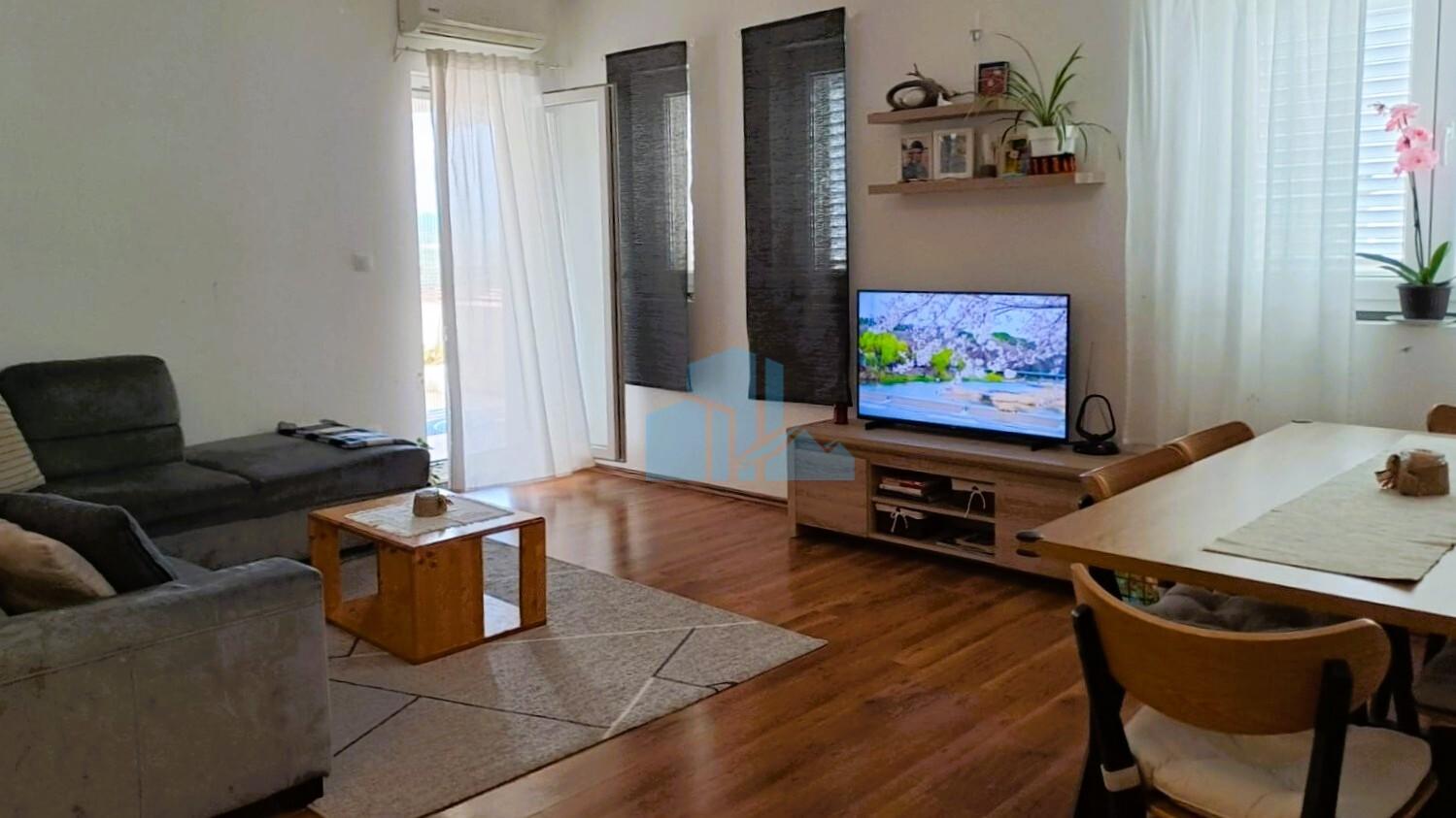 Stan s garsonjerom i terasom s pogledom na more, Baldekin, Šibenik