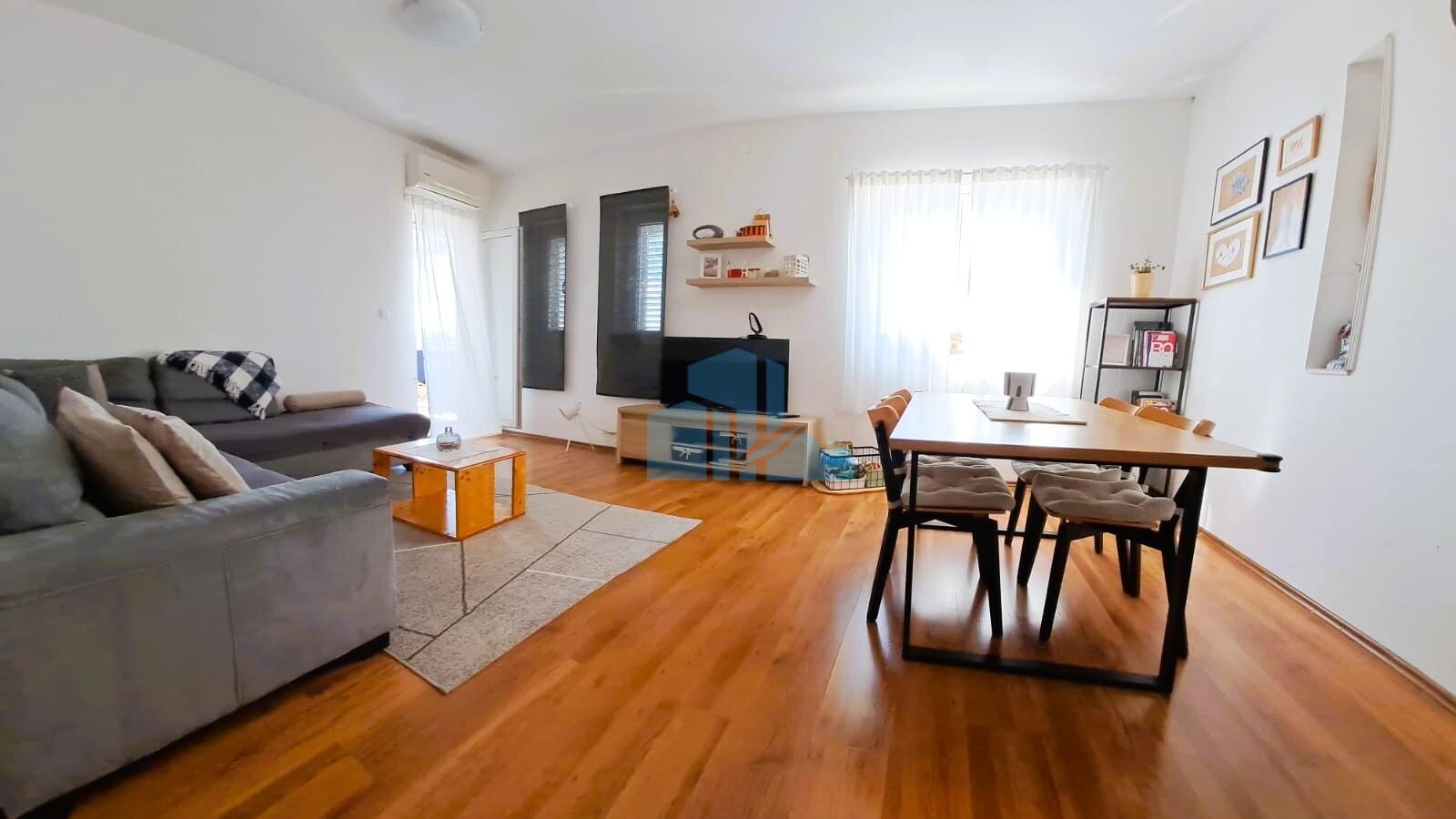 Stan s garsonjerom i terasom s pogledom na more, Baldekin, Šibenik